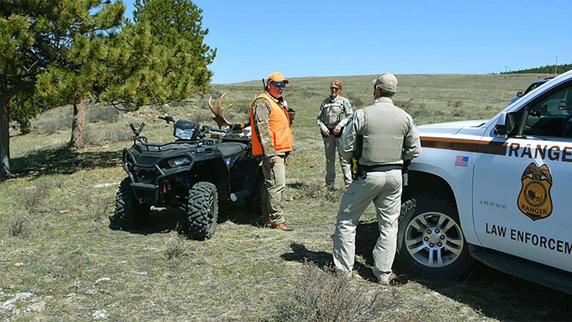 BLM Officers talking to hunters image