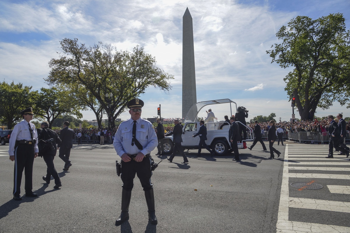 The papal parade on Constitution Avenue with the Washington Monument in the background