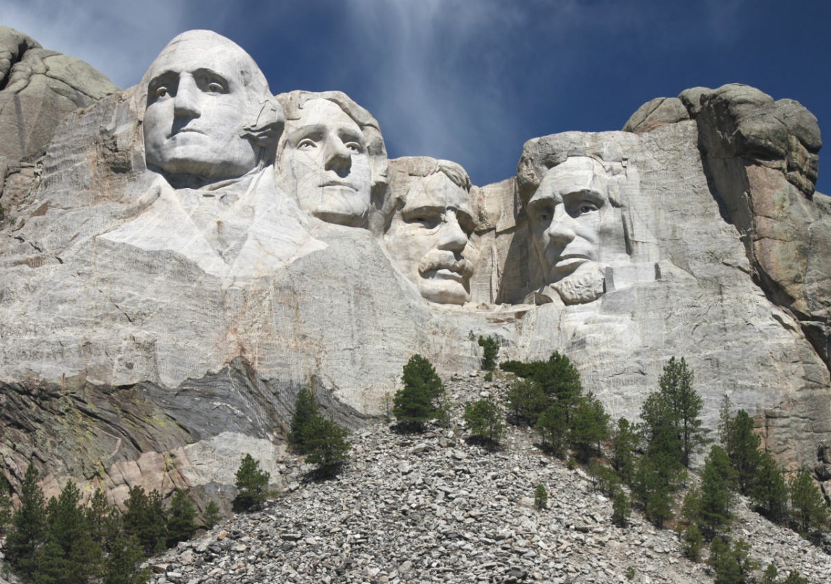 Les quatre têtes massives sculptées dans le Mont Rushmore se profilent sous un joli ciel bleu.